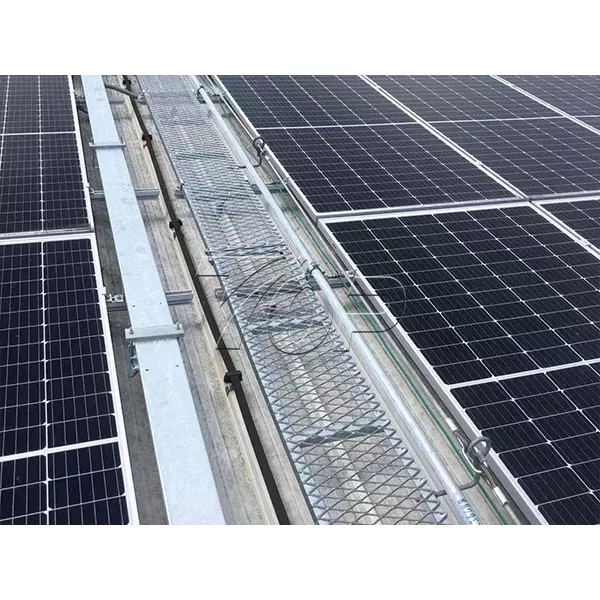 Passerelle sur le toit solaire